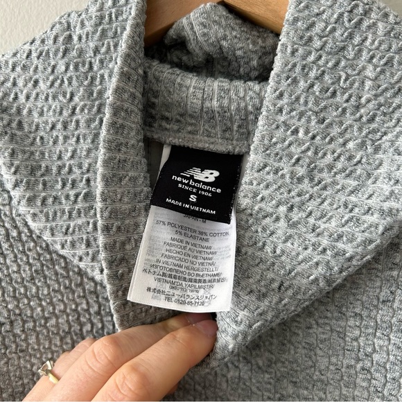 New Balance Cozy Mock Neck Sweater Long Sleeve Tee Athletic Wear Grey Size Small - Picture 4 of 6
